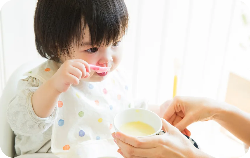 離乳食を食べる赤ちゃん