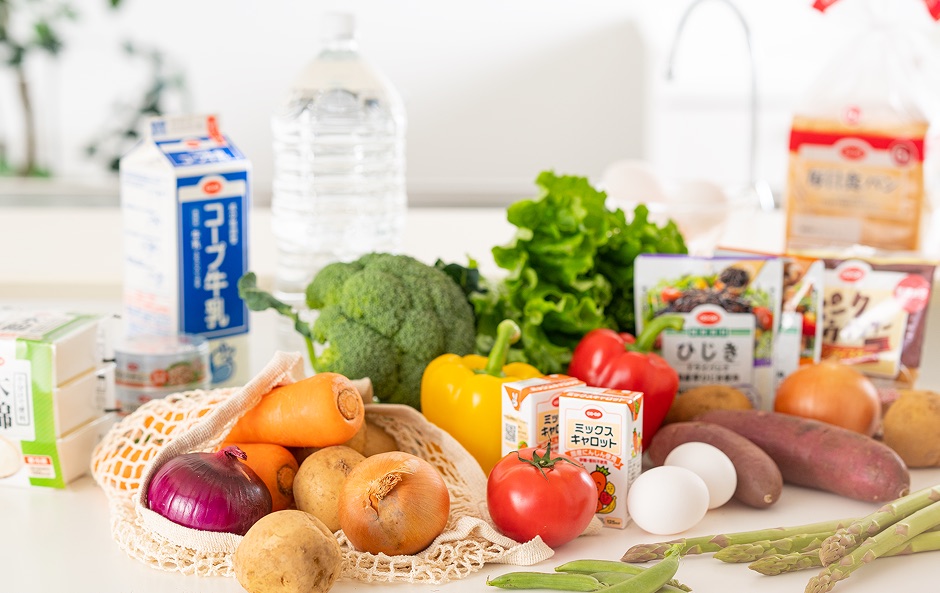 食品や日用品が入ったコープデリのお届け品