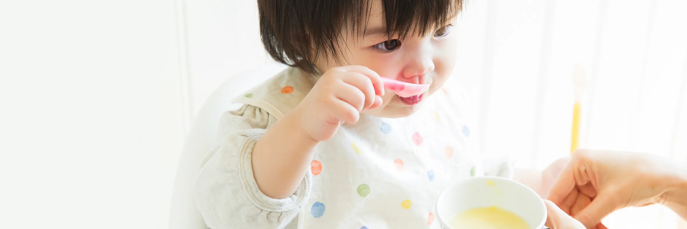子どもを抱く保護者