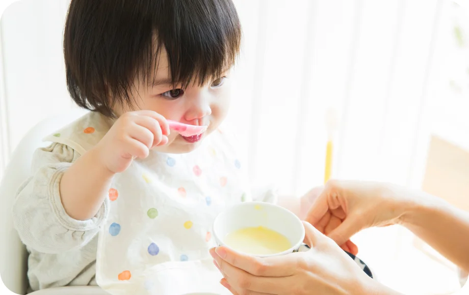 離乳食を食べる赤ちゃん