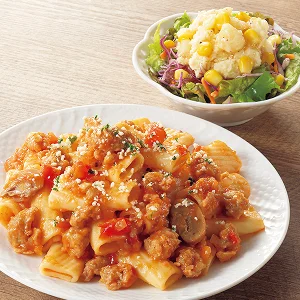 ごろっと肉団子のトマトソースパスタ（リガトーニ）＋サラダ