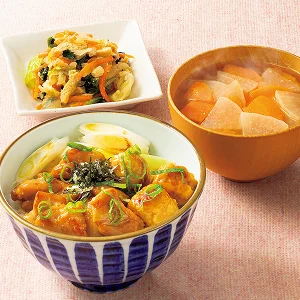 鶏とつくねの焼き鳥丼＋大根と人参の味噌汁＋和え物